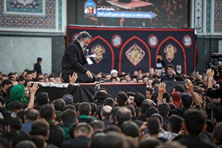آیین سنتی چهارپایه خوانی عصر شهادت امام رضا (ع) در حرم مطهر رضوی