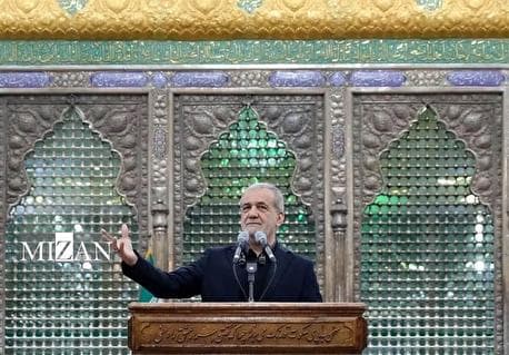 پزشکیان: در مرقد حضرت امام (ره) عهد می‌کنیم از کسانی که برای برون‌رفت از مشکلات کاری بر می‌آید کمک بخواهیم نه اینکه حذف‌شان کنیم