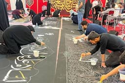 کتیبه‌نویسی به صورت بداهه در مسیر راهپیمایی جاماندگان اربعین حسینی