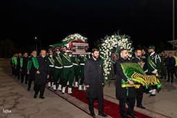 فیلم | استقبال خادمان حرم رضوی از پیکر استاد فرشچیان