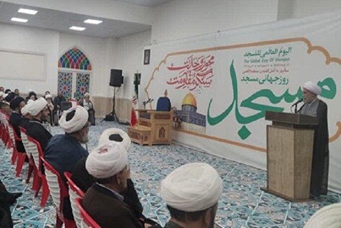 حضور فعال علماء رمز آبادانی مساجد و تربیت جامعه اسلامی است