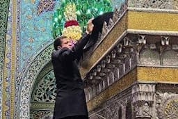 فیلم | نصب کتیبه شهادت امام رضا(ع) در حرم مطهر بانوی کرامت