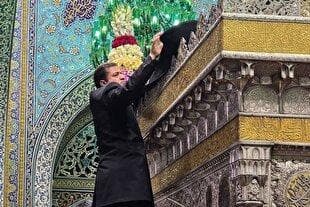 فیلم | نصب کتیبه شهادت امام رضا(ع) در حرم مطهر بانوی کرامت