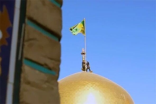 فیلم | تعویض پرچم حرم رضوی در سومین روز ماه ربیع‌الاول