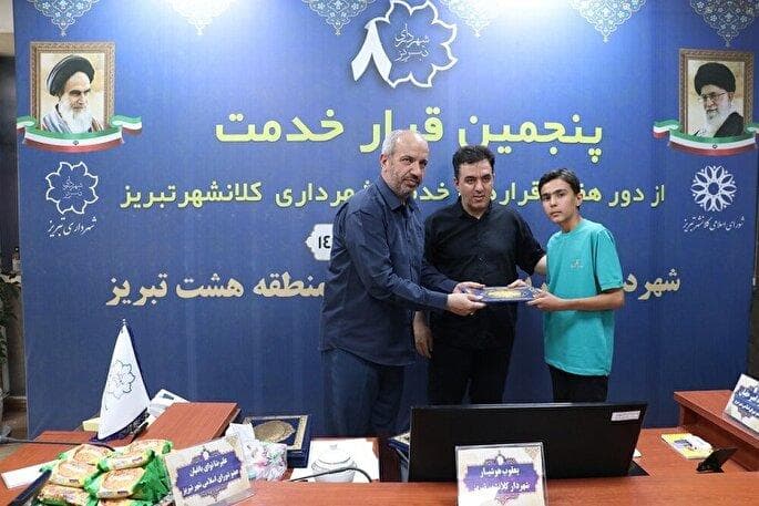 تجلیل شهردار تبریز از چهار قاری و حافظ قرآن نوجوان منطقه هشت تبریز
