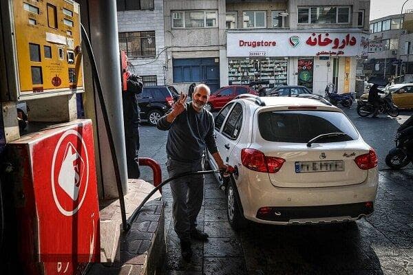 هدف دولت از طرح افزایش قیمت بنزین، نه مبارزه با قاچاق، بلکه جبران کسری بودجه است