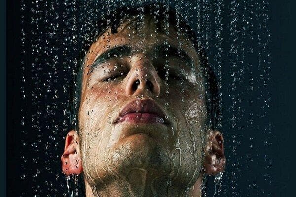 چند بار در هفته حمام کنیم تا موهایمان نریزد؟