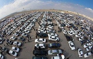 اثرگذاری دلار و سوداگری در بازار خودرو/ چرا قیمت‌ خودرو افسارگسیخته‌تر شد؟