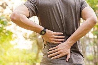 نقش دوگانه قهوه در کمردرد؛ مسکن کوتاه‌مدت یا تشدیدکننده درد؟