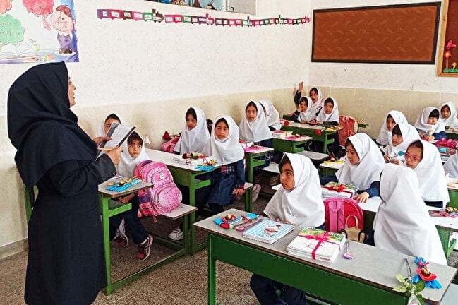 دانش‌آموزان پشت در، معلمان در صف/ چقدر آزمون استخدامی کمبود معلم را جبران کرده است؟