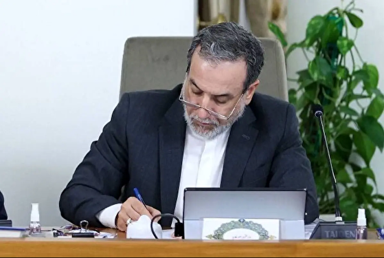 وزارت خارجه در میانه میدان