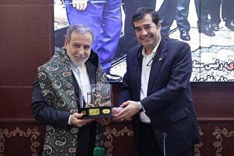 شال پهلوانی بر گردن عراقچی؛ حل بحران خودساخته یا فتح دیپلماتیک؟