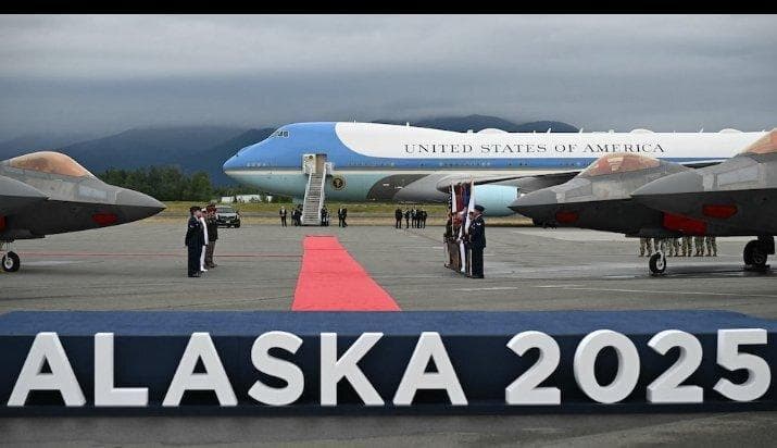 ببینید | شیطنت آمریکایی‌ها؛ پوتین مجبور است از بین چهار F-22 به محل دیدار با ترامپ برود!