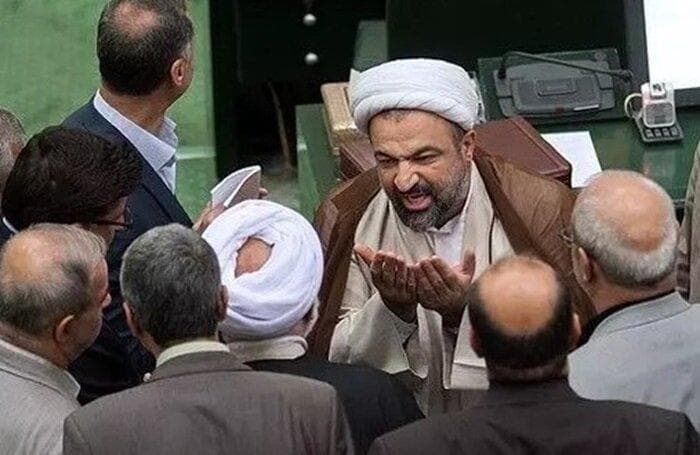 فحاشی به دیگران را در سالهای بعد از انقلاب، منافقین شروع کردند؛ سلطنت طلبها تشدید کردند ؛ تندروهای امروزی ادامه دادند