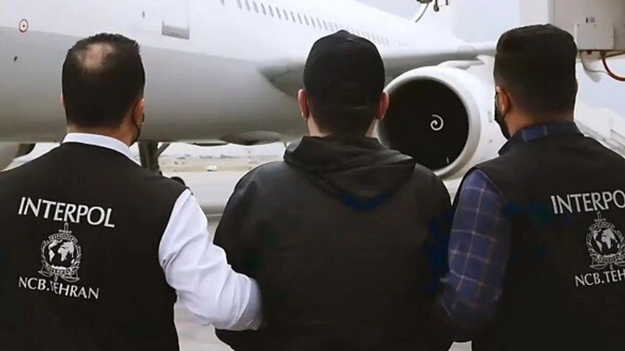 ببینید | تصاویری از لحظه بازگرداندن کلاهبردار ۲۷۰۰ میلیاردی به کشور