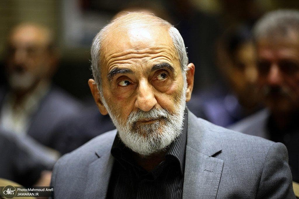 واکنش روزنامه هم میهن به یک مطلب حسین شریعتمداری: شما سالهاست که دمرو آب می خوری