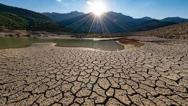 سدسازی و انتقال آب؛ فریبکاری در مدیریت آب/ ایران جزو ۱۰ کشور اول تولید گازهای گلخانه‌ای/ مسئولان ما خود را به نشنیدن زده‌اند
