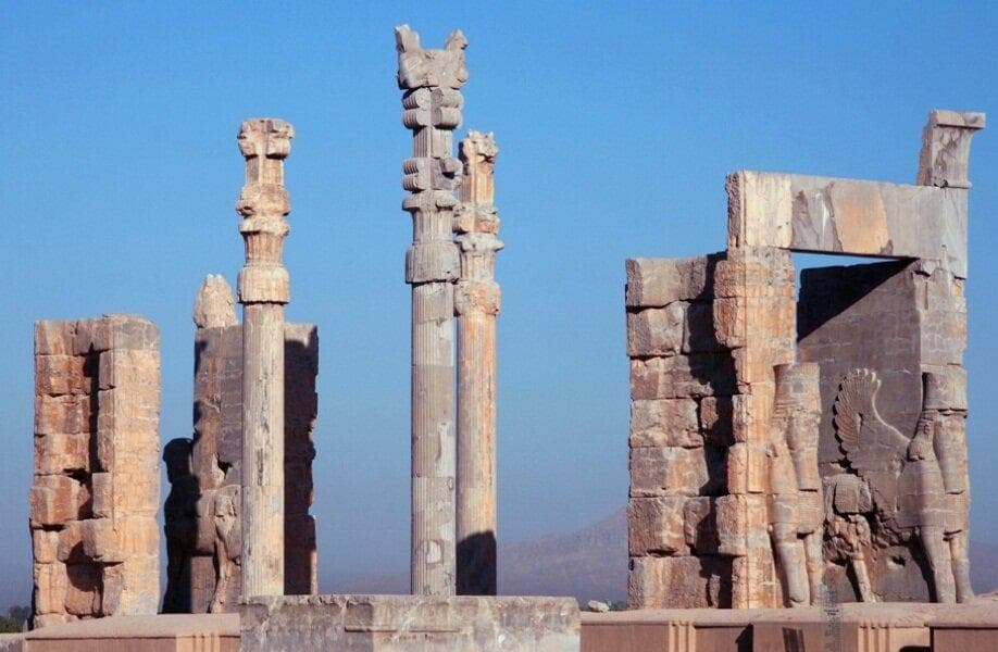عکس | تصویری جالب از یک زن در حال شست‌وشوی ظروف در تخت جمشید، سال ۱۳۳۵