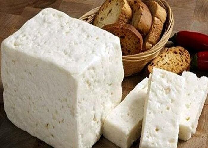 هر چه پنیر سفت‌تر باشد، کلسیم بیشتری دارد/ این نوع پنیرها را بیشتر مصرف کنید، چون نگهدارنده ندارند/ کاغذ روی پنیرهای ظرفی چه فایده‌ای دارد؟