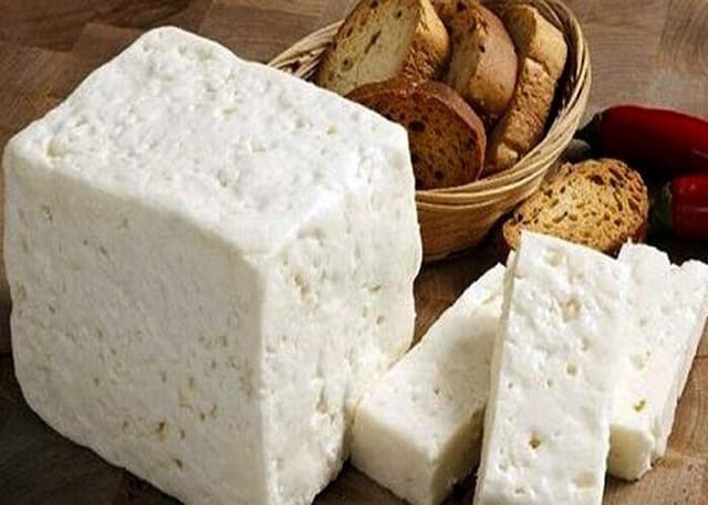 هر چه پنیر سفت‌تر باشد، کلسیم بیشتری دارد/ این نوع پنیرها را بیشتر مصرف کنید، چون نگهدارنده ندارند/ کاغذ روی پنیرهای ظرفی چه فایده‌ای دارد؟