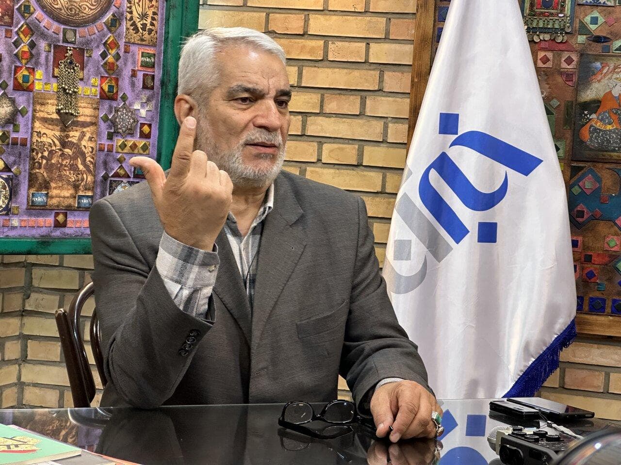 فعال اصولگرا: داشتن گوشی همراه به این معنی است که شما یک نتانیاهو یا یک ترامپ همراهتان است!/ نمی‌شود تنها به اینکه ادعای انقلابی گری کردم، کفایت شود