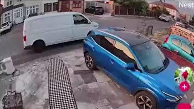 ببینید | ذوق‌زدگی بی‌نظیر وسط خیابان؛ لحظات احساسی جالب دو مرد غریبه به خاطر آرسنال!