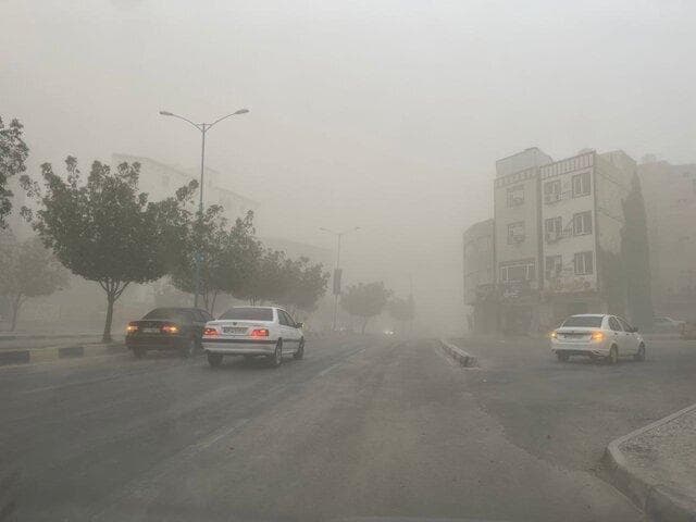 ببینید | طوفان و گردوخاک در بندرعباس، روز روشن را تاریک کرد