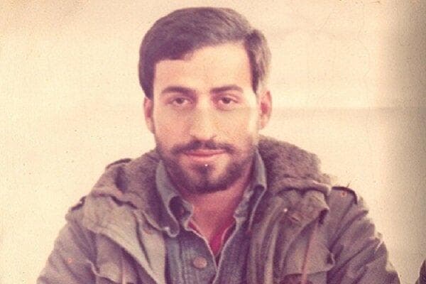عکس/ احمد کشوری، خلبان مشهور بل ای‌اچ-۱ کبرا در کنار هلیکوپترش؛ دهه ۵۰