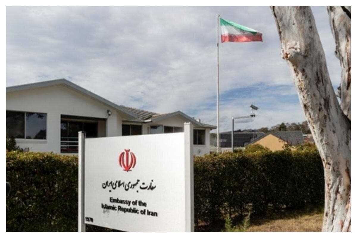ببینید | خودروی حامل سفیر ایران در استرالیا از سفارت خارج شد
