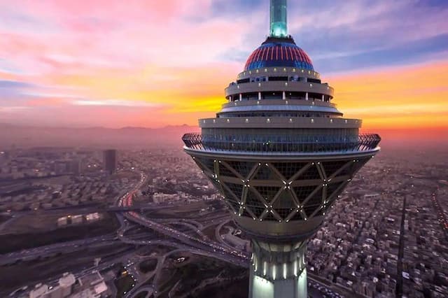 ببینید | یک شعبده‌باز ایرانی: برای غیب کردن برج میلاد نیاز به بودجه دارم!