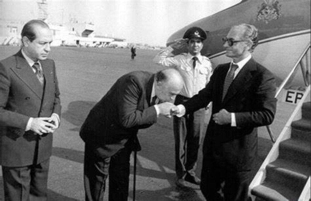 هویدا می‌گفت: نخست‌وزیر واقعی عکس روی دیوار است!