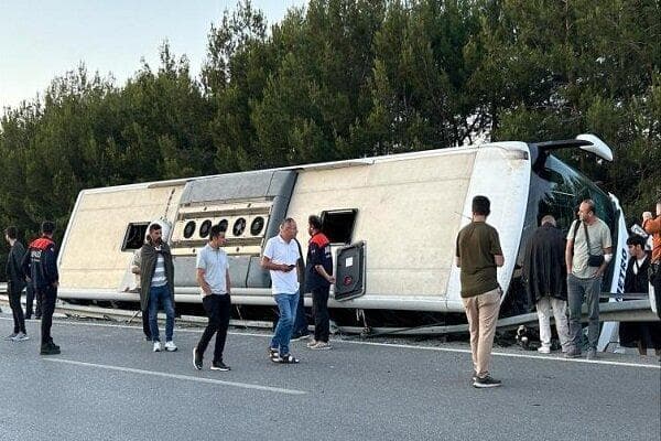 ببینید | تصادف وحشتناک در جاده مارمارای شمالی؛ تریلی به خودروی ژاندارمری زد