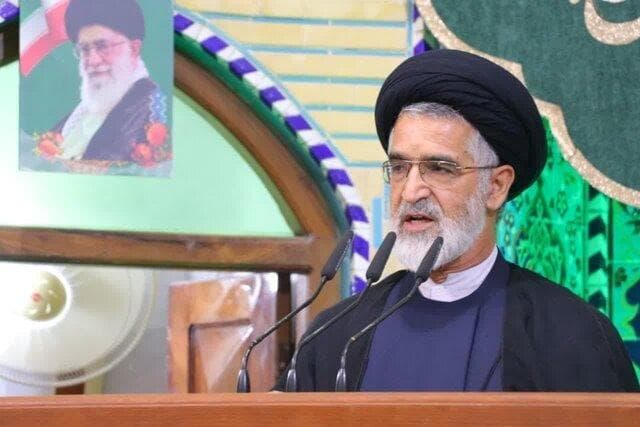 حمایت امام جمعه اصفهان از شورای نگهبان؛ نظارت استصوابی ضرورتی عقلانی و قانونی است/ انتقاد امام جمعه یزد از گروهی که درباره جنگ هراس دارند؛ بزدل هستند!