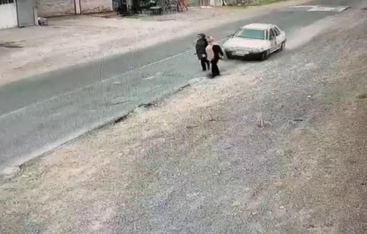 ببینید | لحظه دلخراش زیر گرفتن عمدی دو زن توسط راننده پریاد در بازیارکلا از توابع شهرستان نوشهر