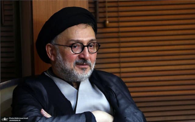 پسر پزشکیان وسط مصاحبه در گوش پدرش چه گفت؟/ ابطحی: کاش رئیس جمهور پاسخ‌ها را به‌طور مشخص و کوتاه‌تر می‌گفت