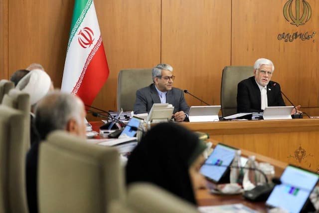عارف: ملت ایران بزرگتر از آن است که با تحریم‌ها کوتاه بیاید/ تیم اقتصادی دولت ثبات را به بازار ارز باز می‌گرداند