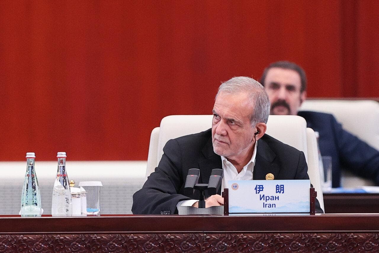 دیدار پزشکیان و اردوغان در حاشیه اجلاس شانگهای و عکس خاص از دست دادن دو رئیس جمهور