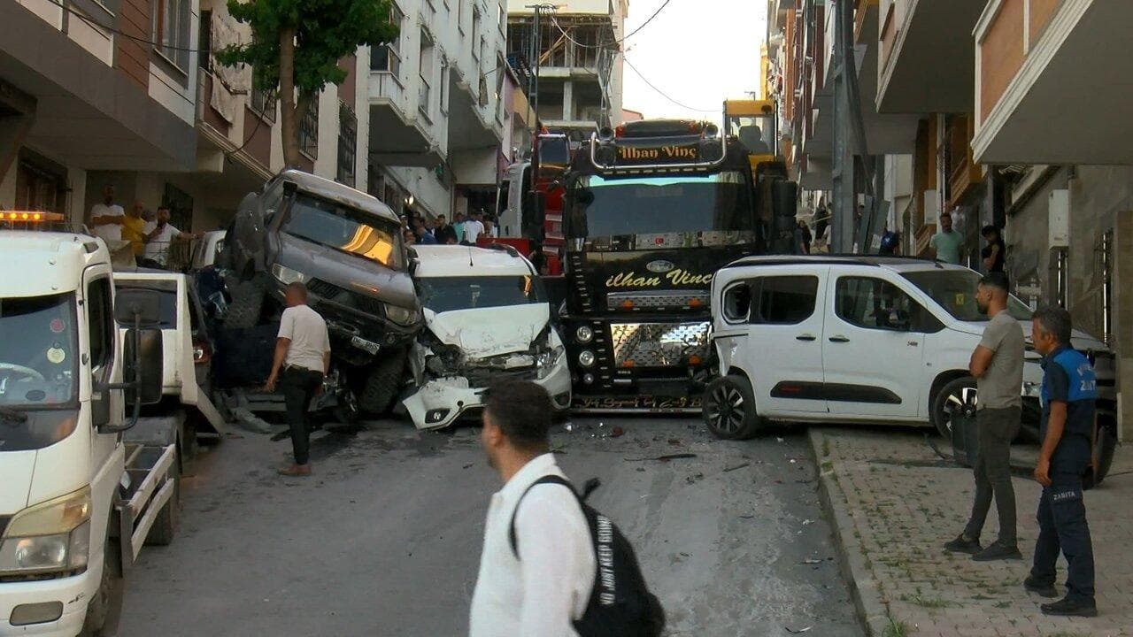 ببینید | برخورد جرثقیل با ۲۳ خودروی موجود در خیابان