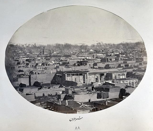 عکس/ منظره خاکی و خلوت میدان توپخانه تهران در دوران ناصرالدین‌