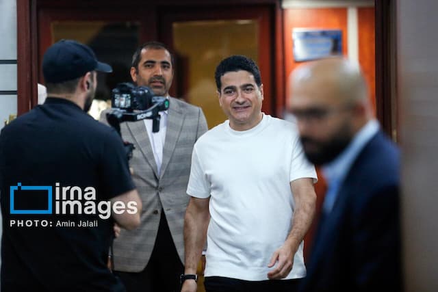 یک موافق و یک مخالف برگزاری کنسرت خیابانی همایون شجریان در میدان آزادی