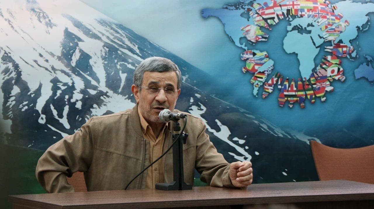 ببینید | مجری صداوسیما: خدا پدر احمدی‌نژاد را بیامرزد که...