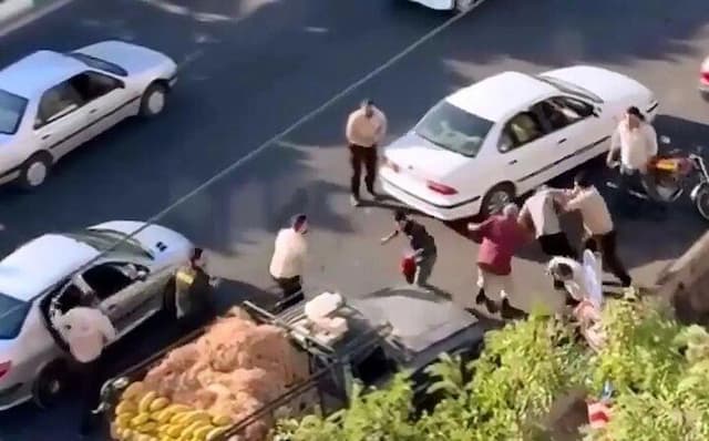 ببینید | اهدای دو مغازه به دستفروش‌های قزوین که مورد ضرب شتم سدمعبر شهرداری قرار گرفته بودند!