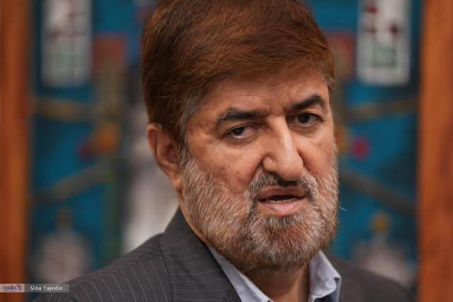 ببینید | علی مطهری: کسی که نافش را بیرون گذاشته، چه کسی باید جلویش را بگیرد