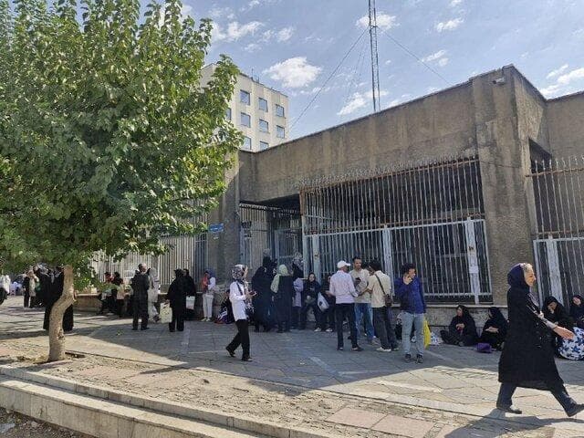 ماجرای ازدحام اتباع افغان در مقابل پلیس مهاجرت/ عکس
