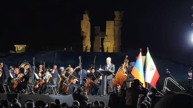 ببینید | کنسرت ارکستر فیلارمونیک ارمنستان در تخت جمشید