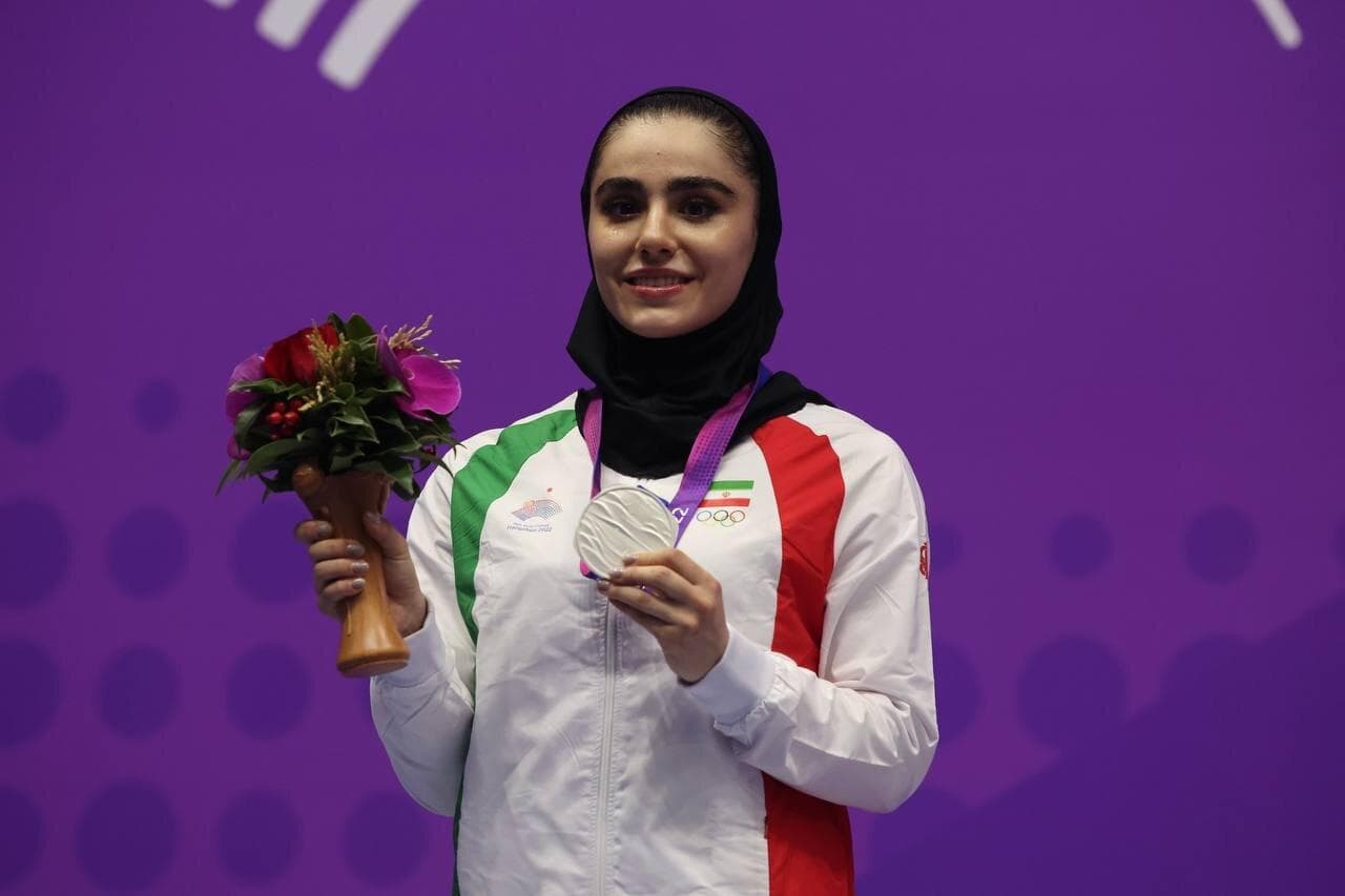 عکس |‌ دختر ایرانی و نگاه احساسی به این طلا تاریخی!