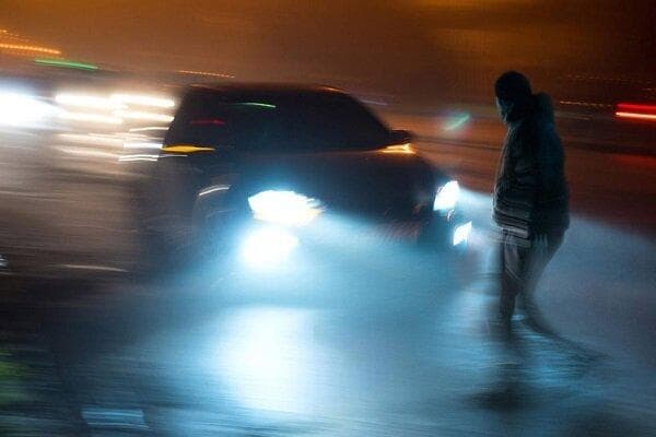 ببینید | تصادف عجیب در سیدنی؛ خودروی راننده سالمند پس از برخورد با مانع پارکینگ واژگون شد!