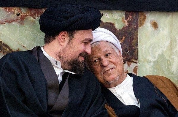 خاطرات هاشمی: حسن‌آقا خمینی ‌آمد، سه ماه با فرزند آقای نورمفیدی آفریقای جنوبی بوده‌اند؛ برای تقویت زبان انگلیسی کلاس می‌رفته‌اند