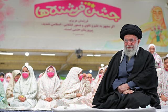 ببینید | روایت متفاوت دختر جوان از جشن تکلیف به یادماندنی در کنار رهبر انقلاب
