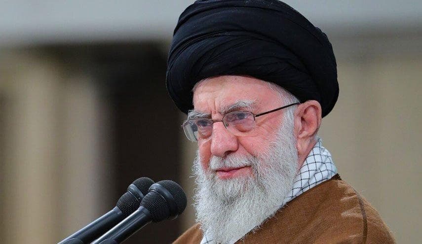 تصاویر ۶ سال قبل از شعرخوانی یک عراقی برای رهبر انقلاب + ویدئو | دست نوازش رهبر بر صورت موکب‌دار عراقی |‌ گویا تحقق این شعر بیشتر نمایان شده است